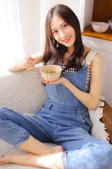 美女与帅哥打牌